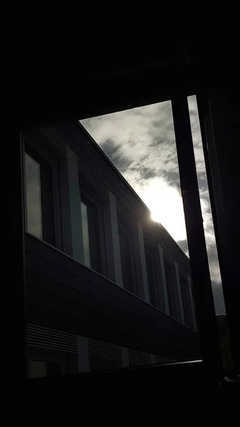 在阳光下垂直拍摄的建筑物照片 — 图库照片