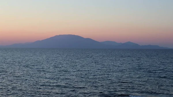 Akdeniz Manzarası Güneş Doğarken Uzaktaki Zakynthos Dağlarının Güzelliği Yunanistan — Stok fotoğraf
