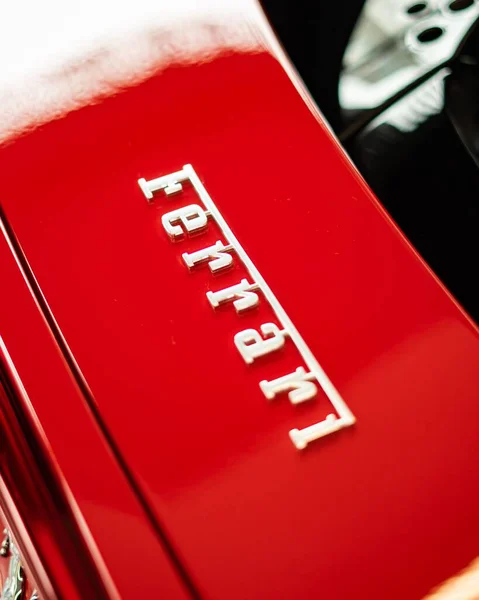 Вертикальный Крупный План Красного Хромированного Знака Ferrari Блестящей Поверхностью — стоковое фото