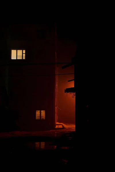 Вертикальный Снимок Жилых Домов Городской Зоне Ночью — стоковое фото