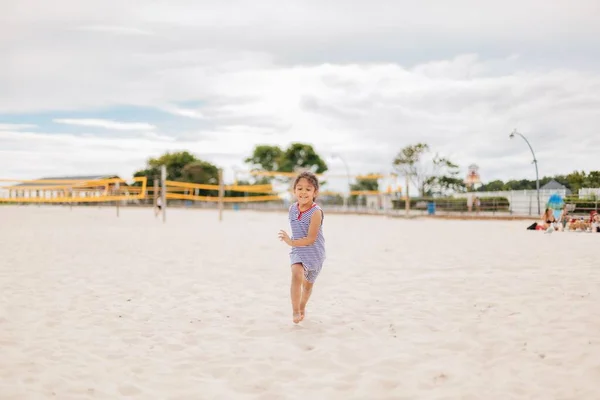 Мальовничий Вид Дівчину Дошкільного Віку Біжить Піщаному Пляжі Влітку — стокове фото