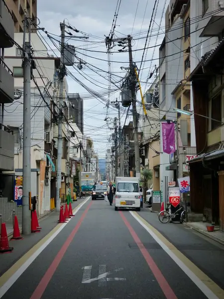 Een Verticaal Schot Van Auto Rijden Straat Kyoto Japan — Stockfoto