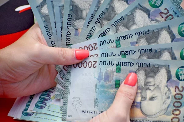 Primer Plano Manos Femeninas Sosteniendo Contando Muchos Billetes Armenios 20000 — Foto de Stock