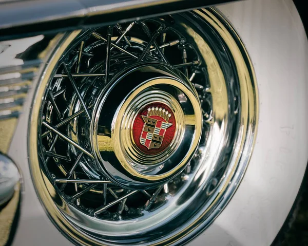 Closeup Chrome Wheel Cadillac Logo Sunne Sweden — Stock Photo, Image