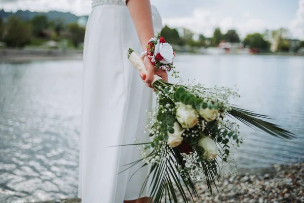 Una Giovane Sposa Piedi Sulla Spiaggia Mentre Tiene Suo Bouquet — Foto Stock