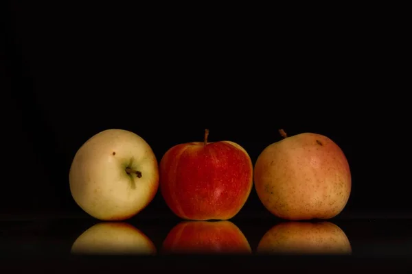 Siyah Arkaplanda Yansıması Olan Elmanın Yakın Çekimi — Stok fotoğraf