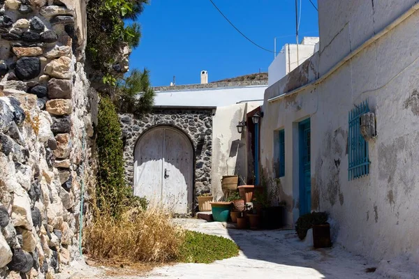 ギリシャのサントリーニ島に青い扉を持つ伝統的な白い建物の眺め — ストック写真