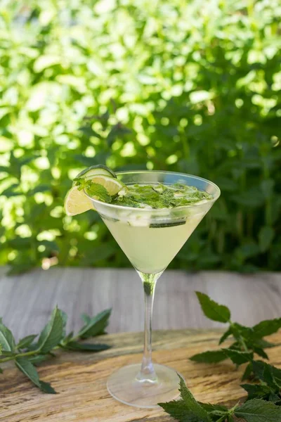 Primo Piano Verticale Del Bicchiere Cocktail Margarita Alla Menta Lime — Foto Stock