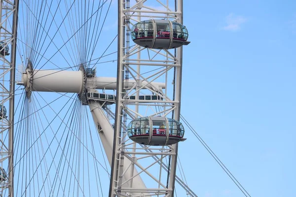 Das London Eye Mit Menschen Darauf Unter Hellem Himmel London — Stockfoto