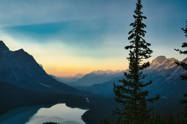 Drone Lago Circondato Montagne Tramonto Tra Banff Jasper National Park — Foto Stock