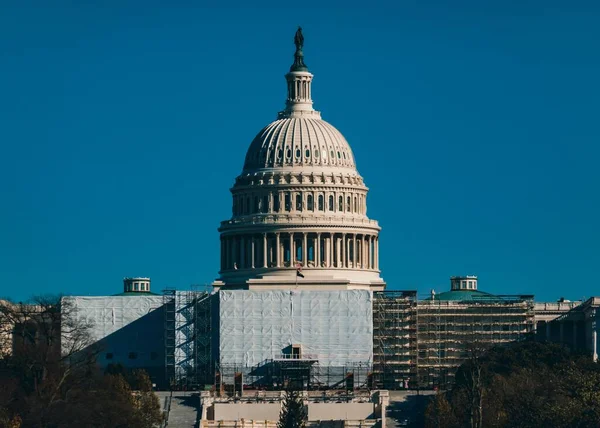 阳光灿烂的日子 美国国会大楼上空的蓝天 — 图库照片