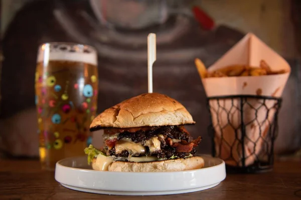 Pyszny Hamburger Frytki Piwo — Zdjęcie stockowe