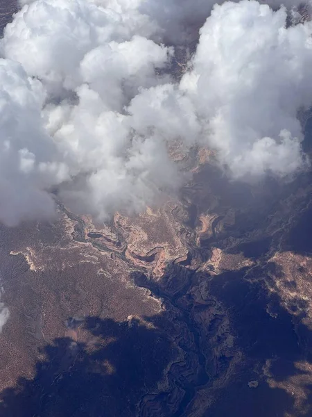 Вертикальный Вид Воздуха Сельский Пейзаж Покрытый Пышными Облаками Солнечным Светом — стоковое фото