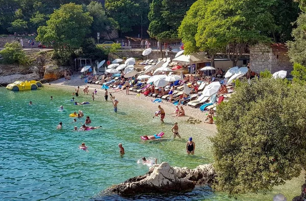 Eine Schöne Aufnahme Von Menschen Die Sich Strand Rabac Kroatien — Stockfoto