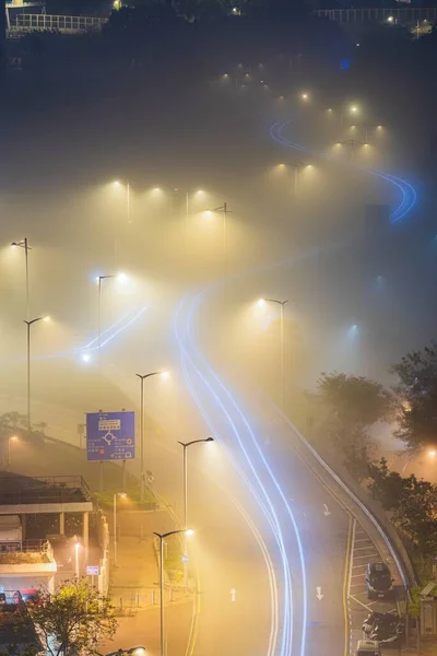 Uma Longa Exposição Tiro Semáforos Lanternas Rua Iluminadas Uma Noite — Fotografia de Stock