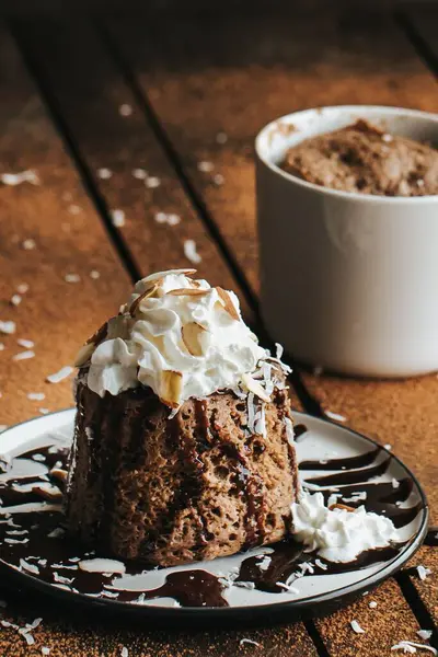 Вертикальний Знімок Шоколадного Торта Біла Чашка Дерев Яному Фоні — стокове фото