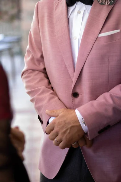 Egy Függőleges Lövés Keresztbe Tett Kézzel Rózsaszín Öltönyt Visel Esküvőjén — Stock Fotó