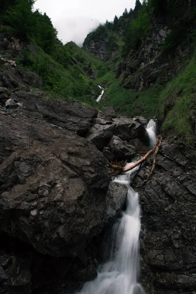 Een Kleine Waterval Een Bergachtige Rivier Een Wild Bos Vorarlberg — Stockfoto