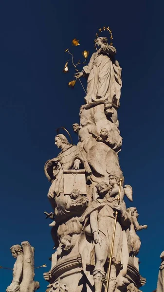 聖母マリア像とネポムクの聖ヨハネ像の垂直ショット 自由広場 ピアタLibertii Timisoara ルーマニア — ストック写真