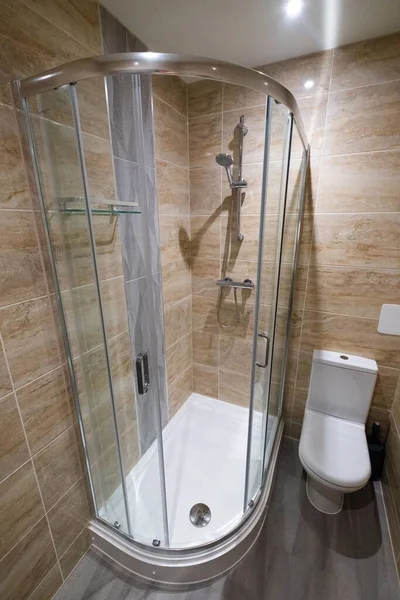 Elegantní Moderní Koupelna Hladkými Hnědými Dlaždicovými Stěnami Jasnými Světly — Stock fotografie