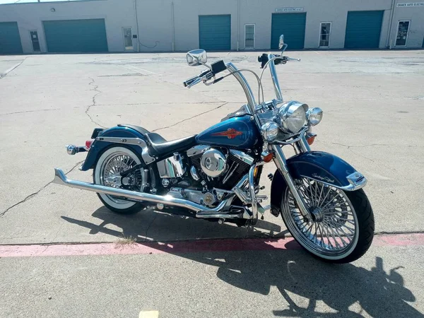 一个Harley Davidson带着胖嘟嘟的尾巴停在停车场 — 图库照片
