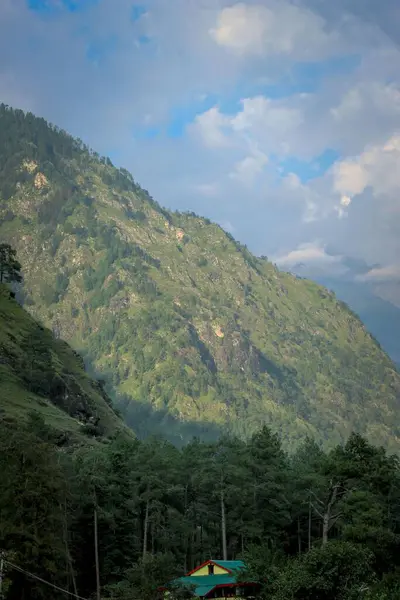 Ett Landskap Ett Grönt Berg Med Dimmig Himmel Och Vita — Stockfoto