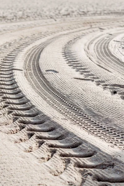 晴れた日の砂の上のオフロードトラック — ストック写真