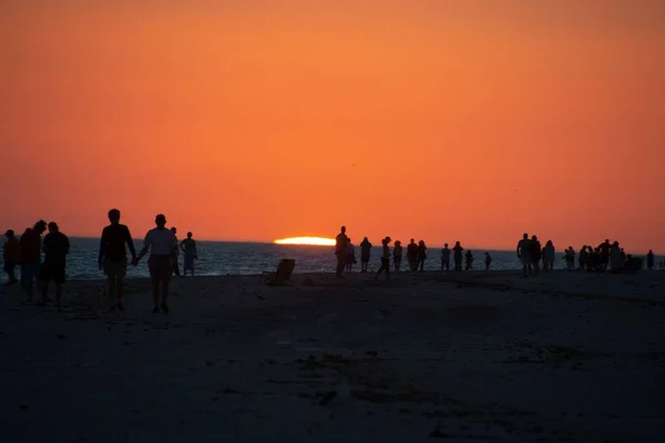 Силуэт Людей Пляже Закате — стоковое фото