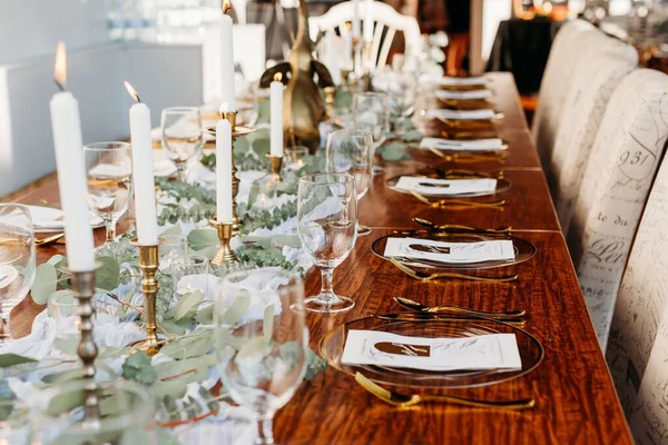 Bir Restoranda Dekore Edilmiş Bir Düğün Masasının Yakın Çekimi — Stok fotoğraf