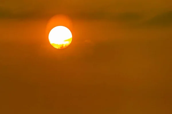 Een Heldere Zon Aan Hemel Tijdens Zonsondergang — Stockfoto