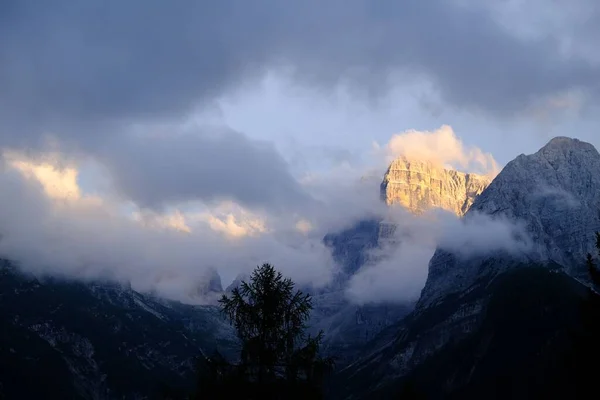 Eine Schöne Aufnahme Von Wolken Die Über Schneebedeckten Bergen Madonna — Stockfoto