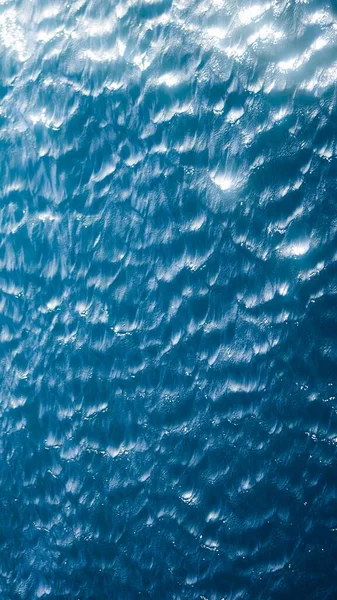 Μια Κορυφαία Θέα Της Πισίνας Κυματισμούς Και Κύματα Μια Ηλιόλουστη — Φωτογραφία Αρχείου