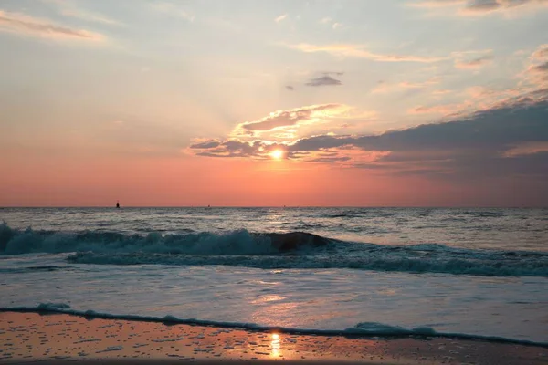 Красивый Снимок Морского Пейзажа Облаками Закате — стоковое фото