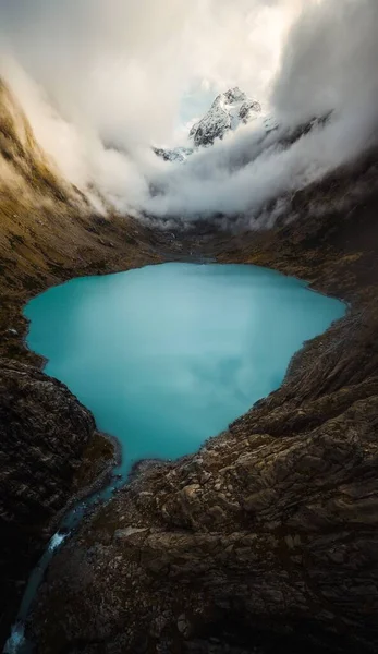 Vertikální Záběr Průzračně Modré Jezero Obklopeno Horami Mraky Během Dne — Stock fotografie