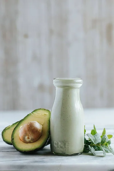 Eine Vertikale Aufnahme Von Grünem Smoothie Und Avocados Auf Weißem — Stockfoto