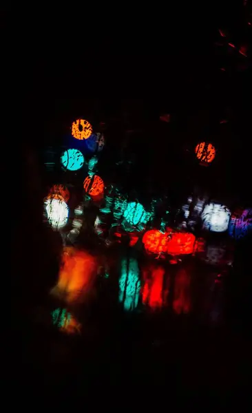 Karanlık Yağmurlu Bir Gecede Caddelerde Parlayan Bulanık Renkli Bokeh Işıkları — Stok fotoğraf