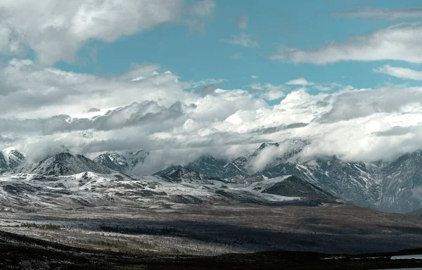 Vista Panoramica Delle Montagne Innevate Coperte Nuvole — Foto Stock