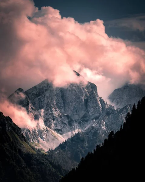Вертикальний Вид Скелястий Пік Зеленого Гірського Хребта Покритого Хмарами Заході — стокове фото