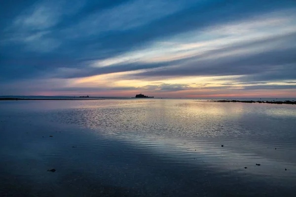 夕暮れ時の穏やかな海の上に魅力的な濃い青い空 — ストック写真