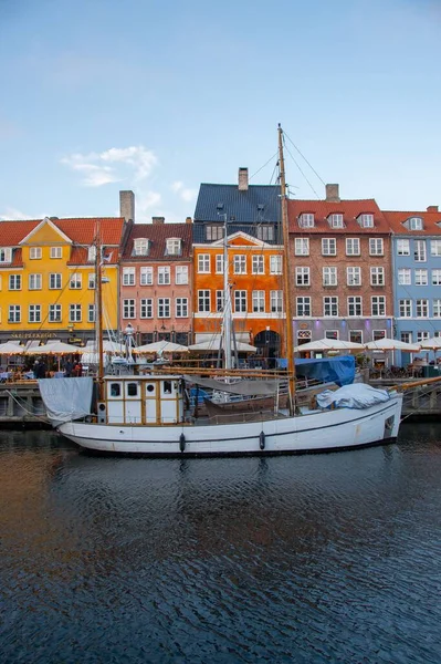 Vertikal Bild Färgglada Hus Vattenområdet Nyhavn — Stockfoto
