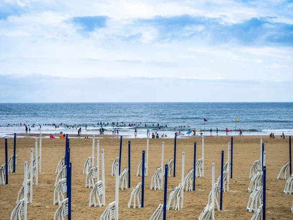 Eine Landschaft Aus Klappstühlen Einem Strand Mit Menschen Die Unter — Stockfoto