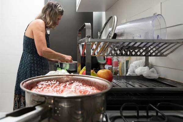 Een Vrouwtje Dat Kwarktaart Maakt Keuken — Stockfoto