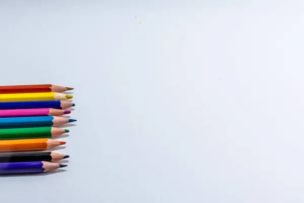 彩色木制铅笔顶视图 白色背景与彩色空间隔离 — 图库照片