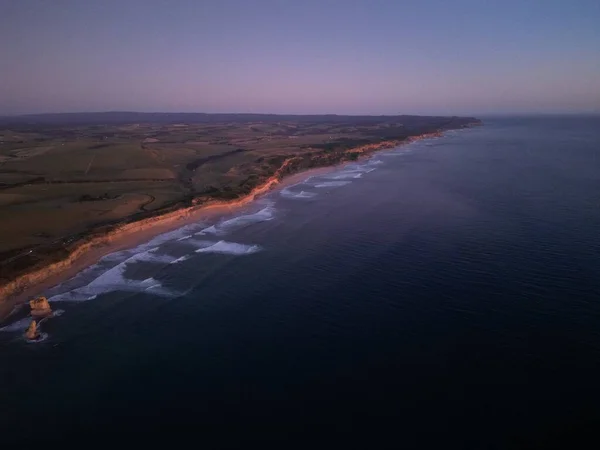 岩の多いビーチを破壊する海の波の空中ビュー — ストック写真