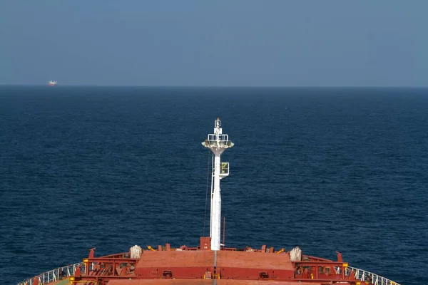 Een Koopvaardijschip Dat Bulklading Vervoert Een Zonnige Dag Zee Bij — Stockfoto