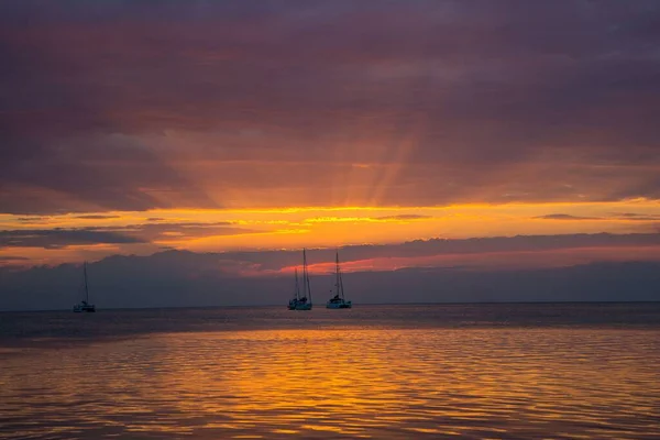 Beautiful Shot Bright Sunset Sky Sea Sailboats Horizon — Stock Photo, Image