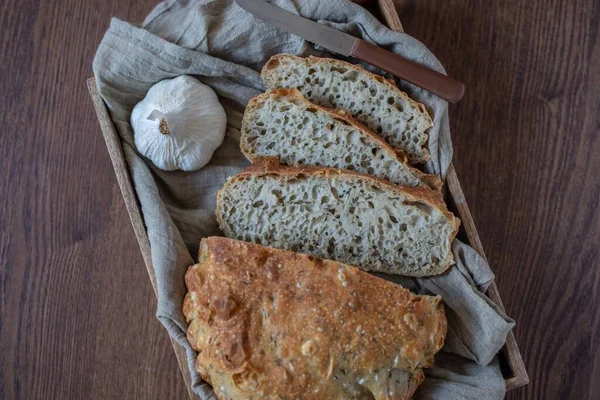 Lezzetli Yakın Plan Tahta Masadaki Havlunun Üzerinde Ekmek Yoğurmak Yok — Stok fotoğraf