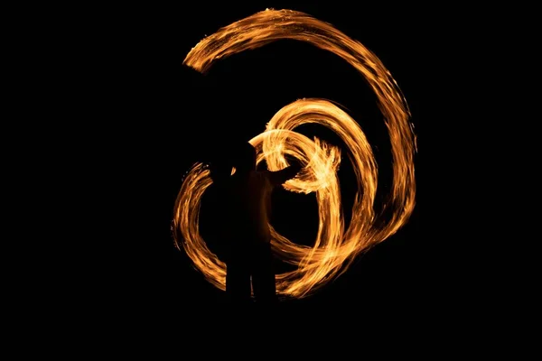 Красивый Снимок Человека Делающего Огненное Шоу Пои Темноте — стоковое фото