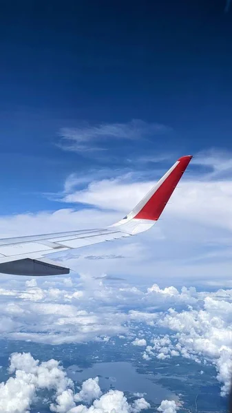 Вертикальный Снимок Неба Крыла Самолета Через Окно — стоковое фото