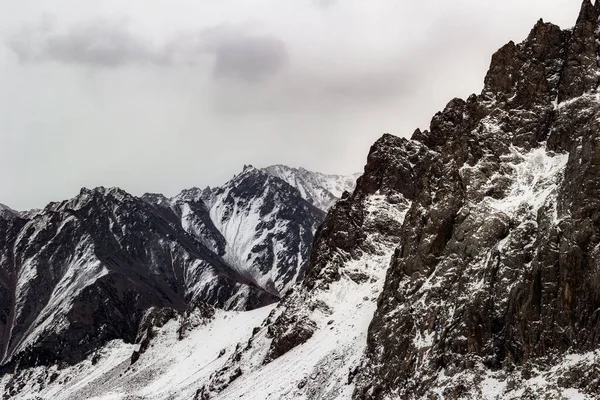 Dramatyczny Widok Pokryte Śniegiem Zbocza Góry — Zdjęcie stockowe